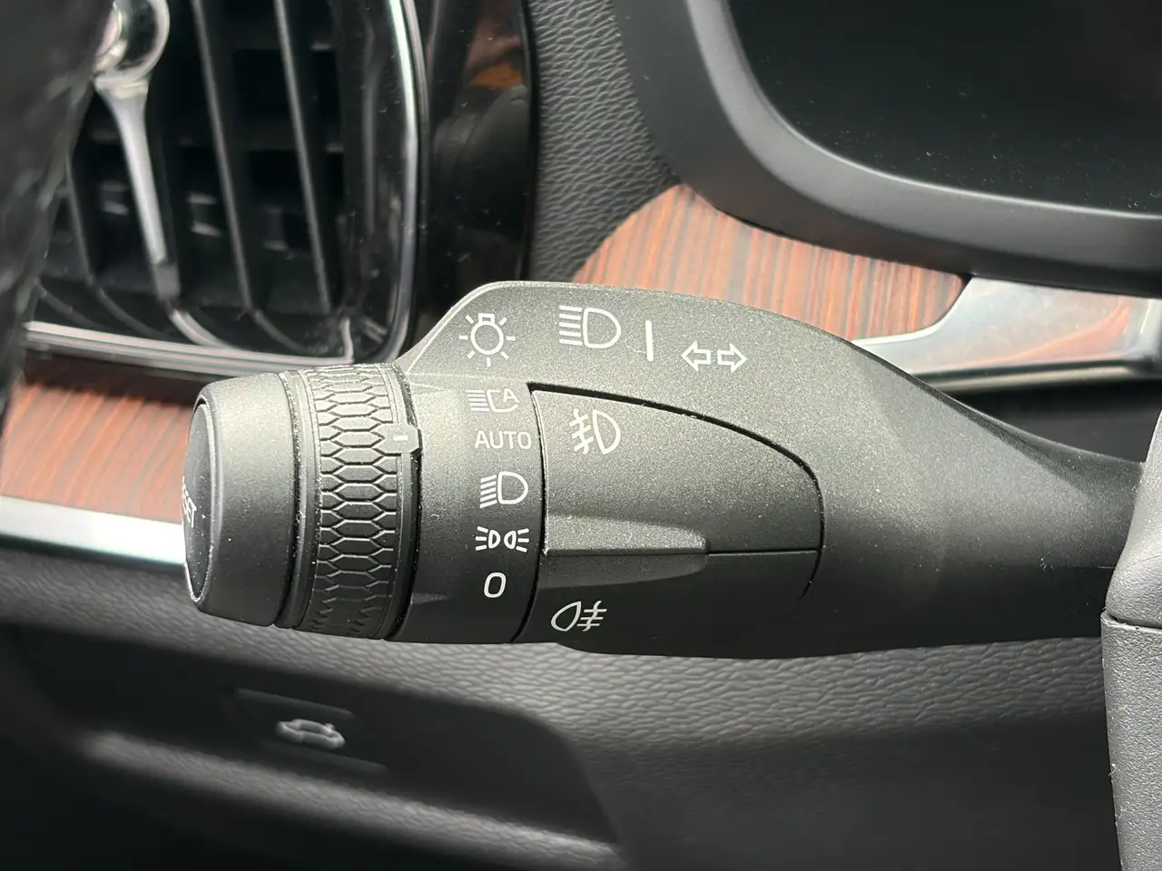 Volvo V60 Cross Country снимка Volvo V60 Cross Country