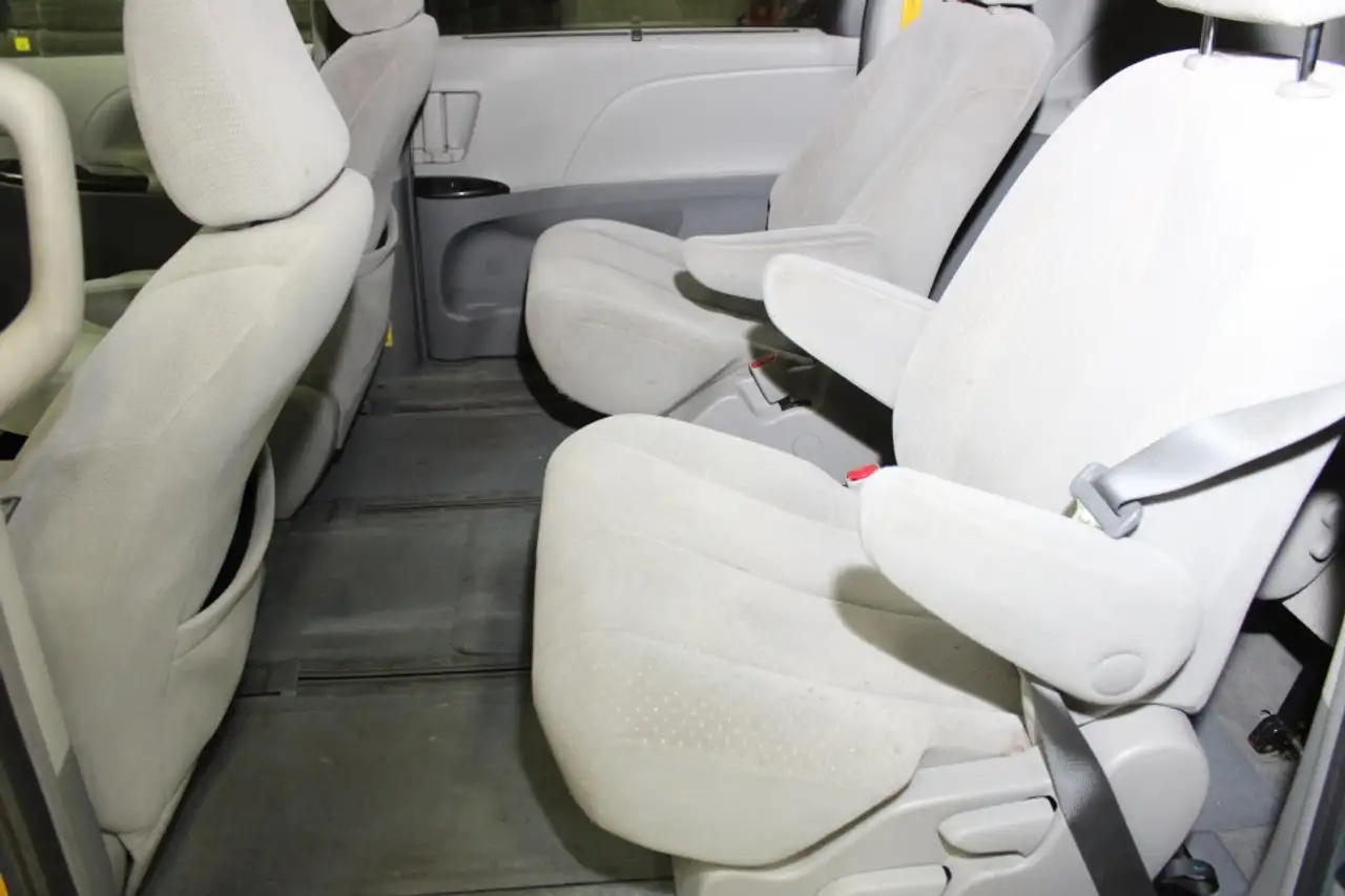 Toyota Sienna снимка Toyota Sienna