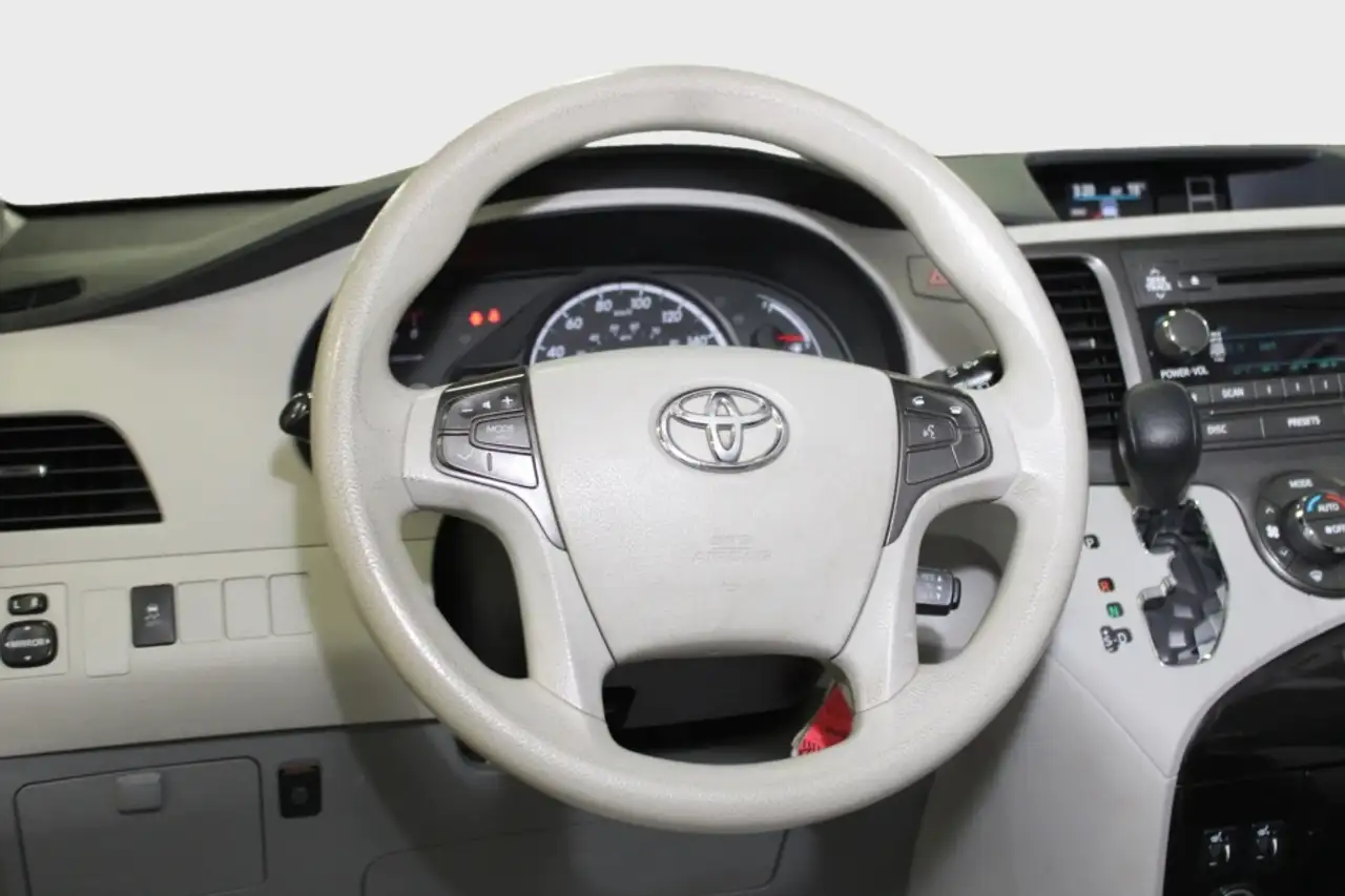 Toyota Sienna снимка Toyota Sienna