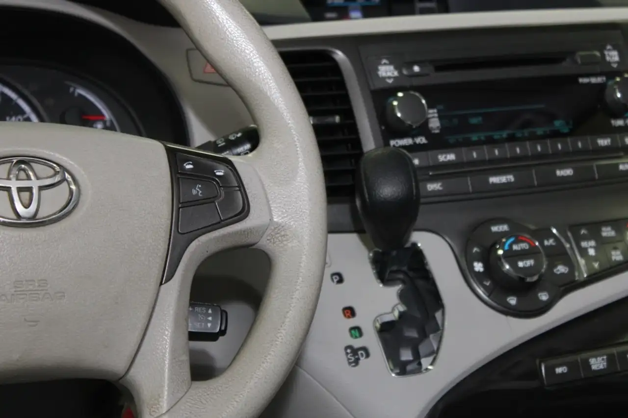 Toyota Sienna снимка Toyota Sienna