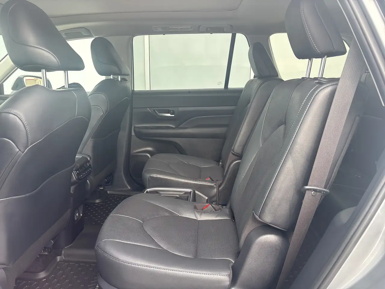 Toyota Grand Highlander снимка Toyota Grand Highlander