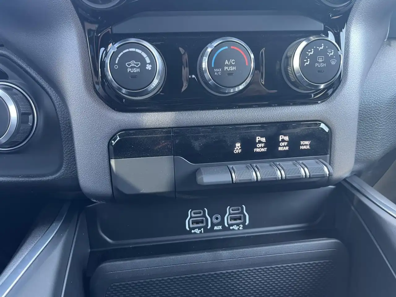 RAM 1500 снимка RAM 1500