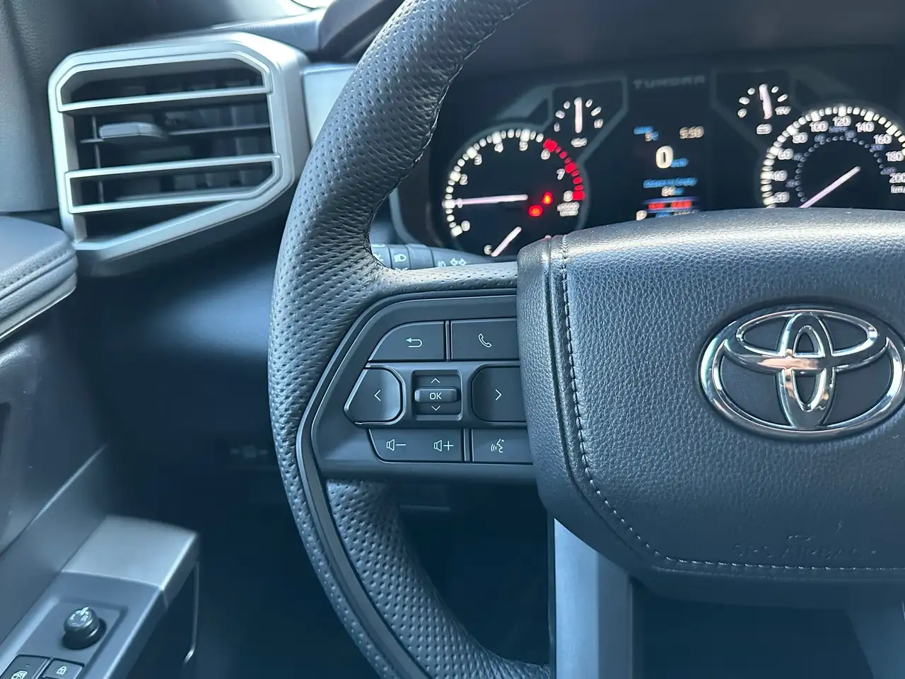 Toyota Tundra снимка Toyota Tundra
