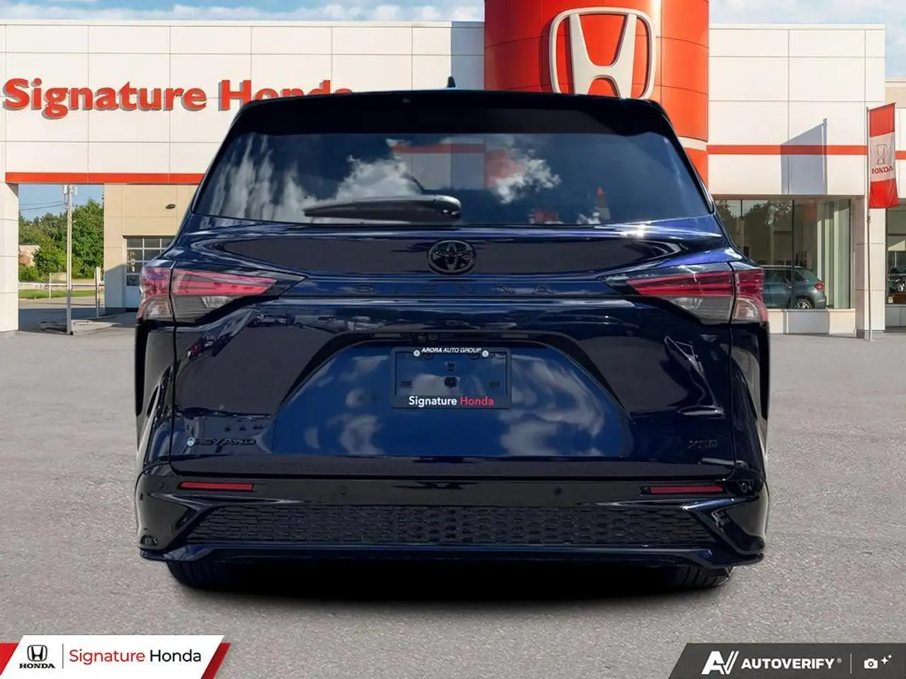 Toyota Sienna снимка Toyota Sienna
