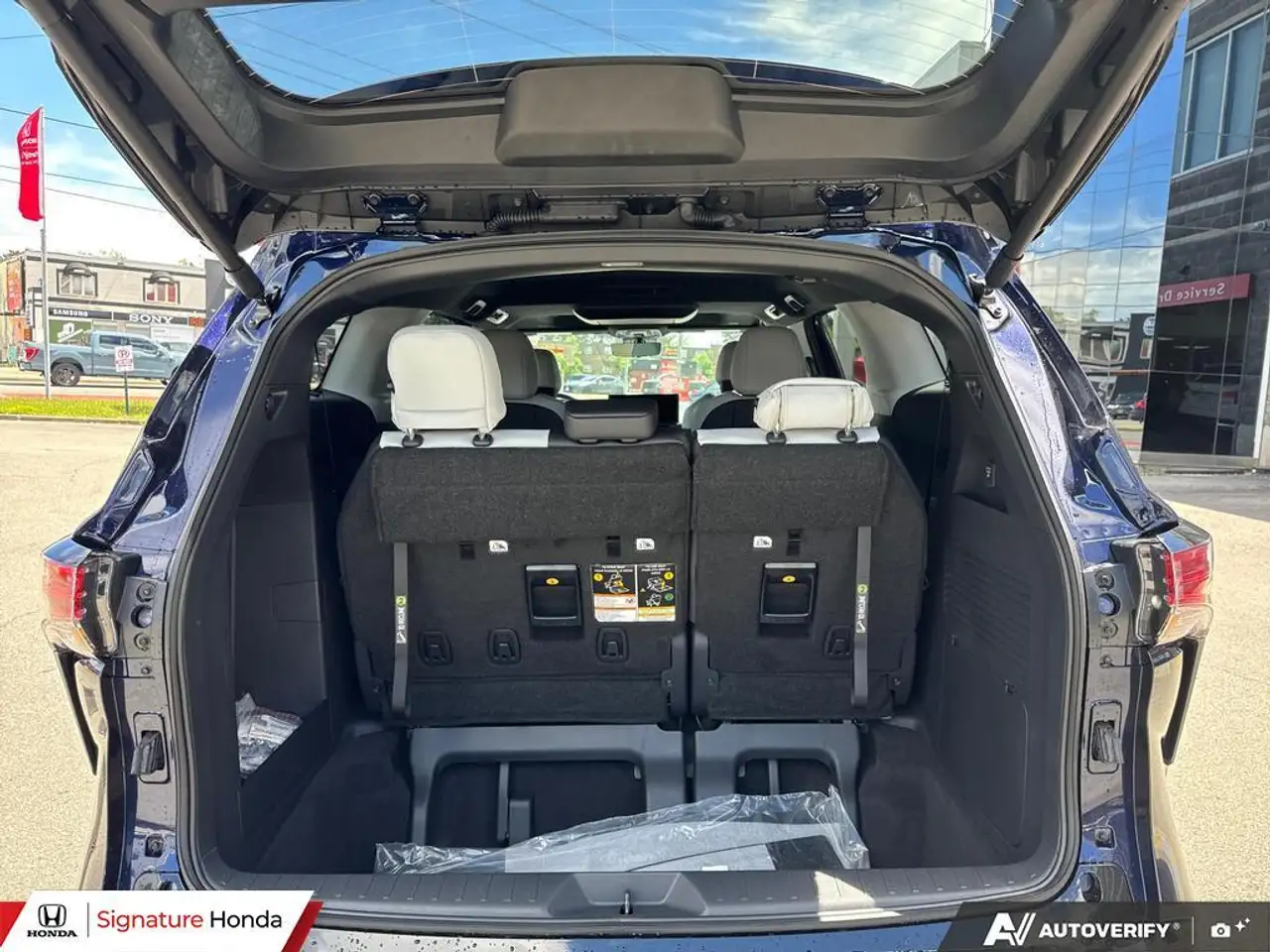Toyota Sienna снимка Toyota Sienna