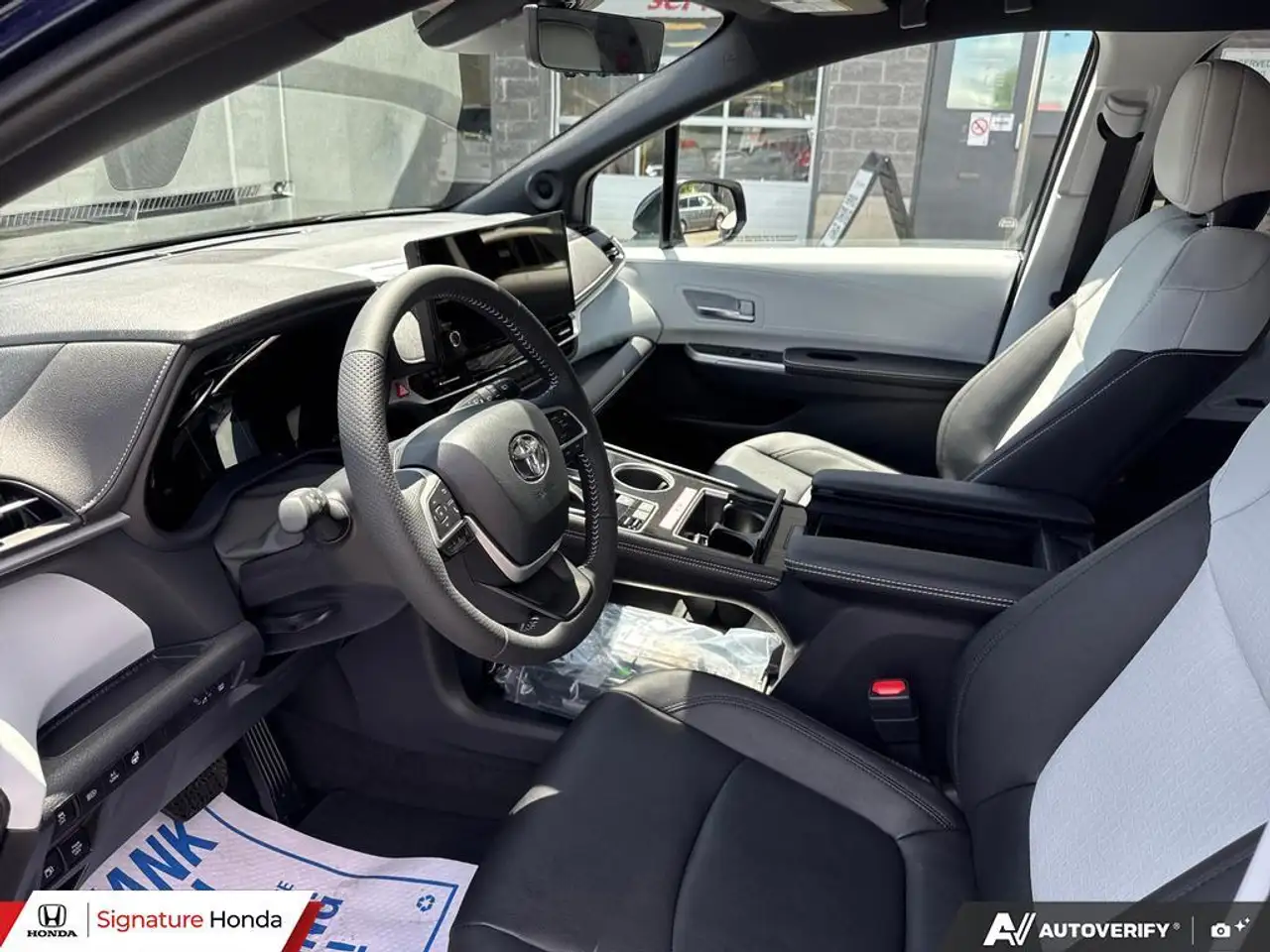 Toyota Sienna снимка Toyota Sienna