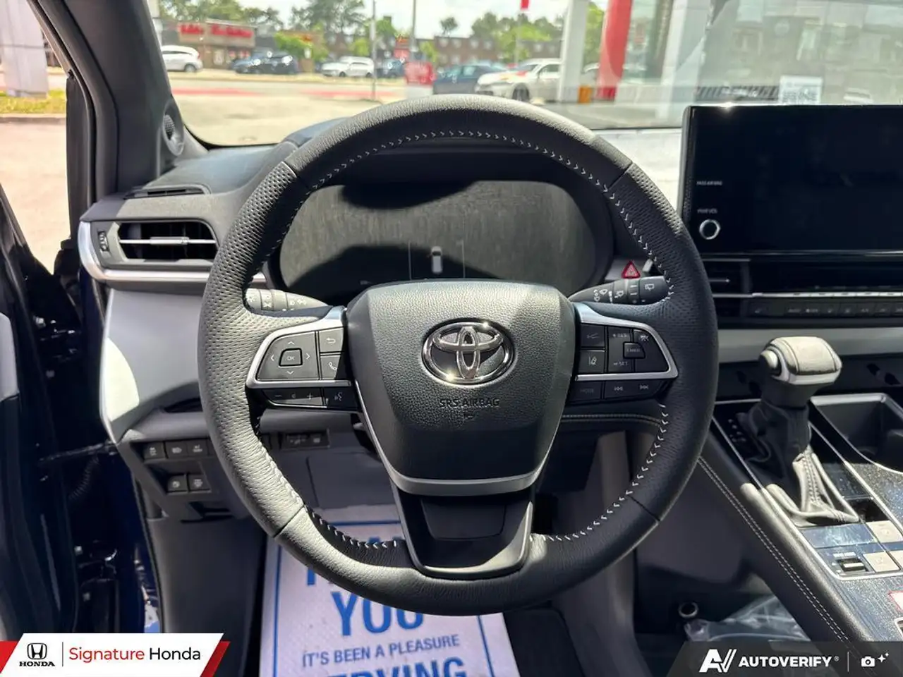 Toyota Sienna снимка Toyota Sienna