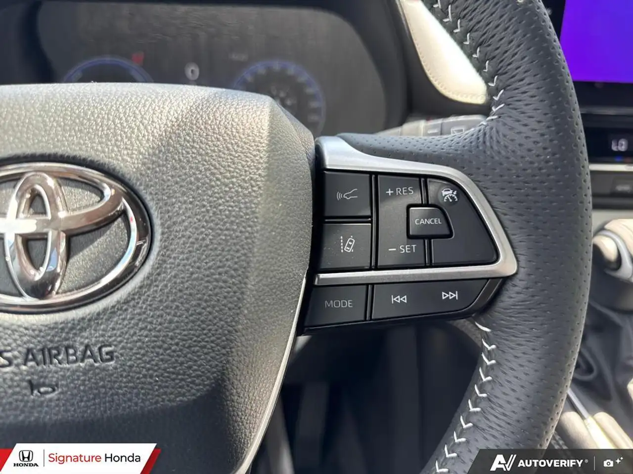 Toyota Sienna снимка Toyota Sienna