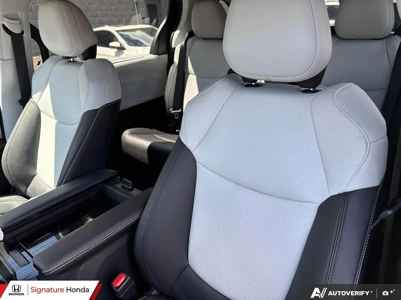 Toyota Sienna снимка Toyota Sienna