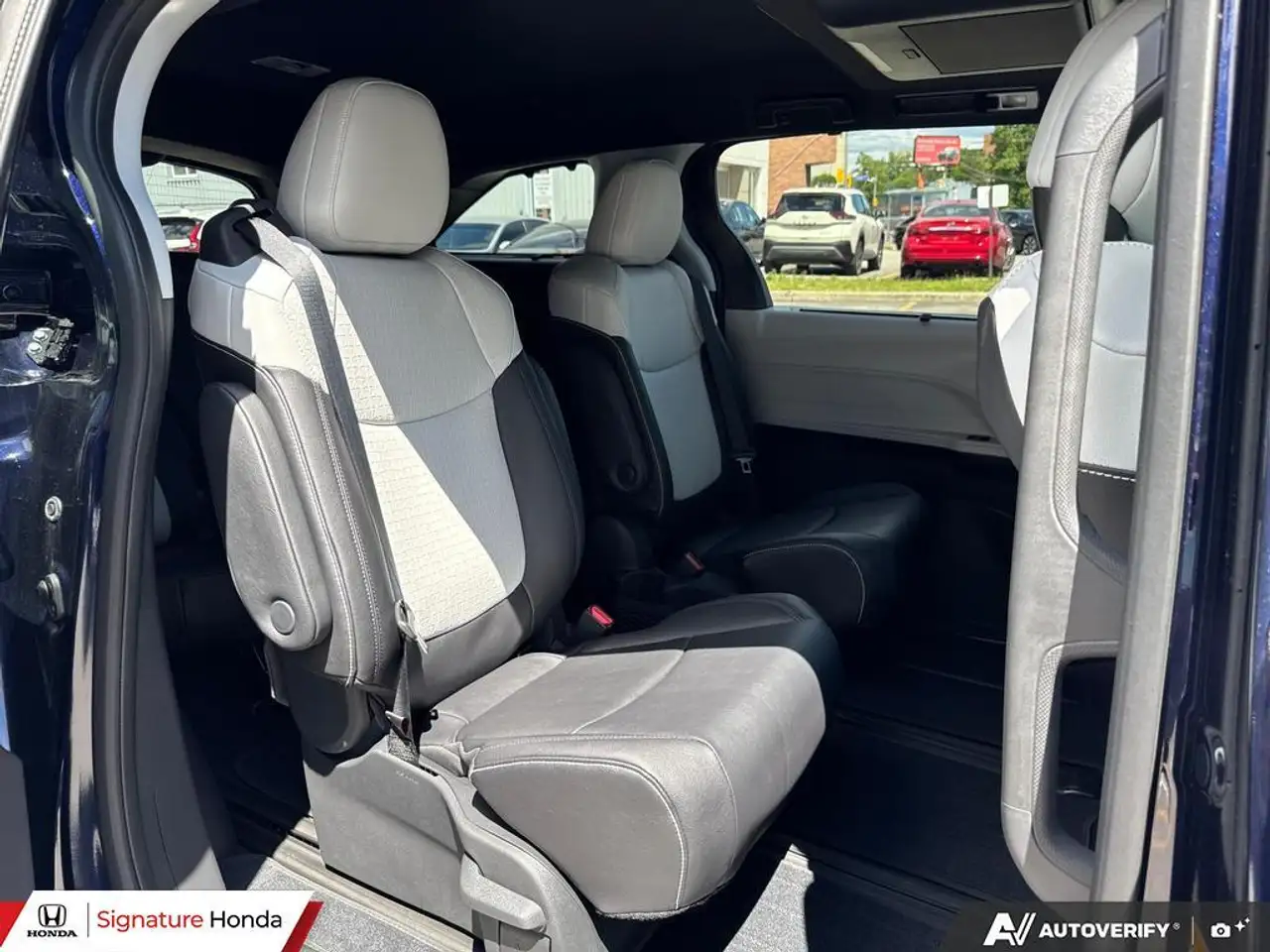 Toyota Sienna снимка Toyota Sienna