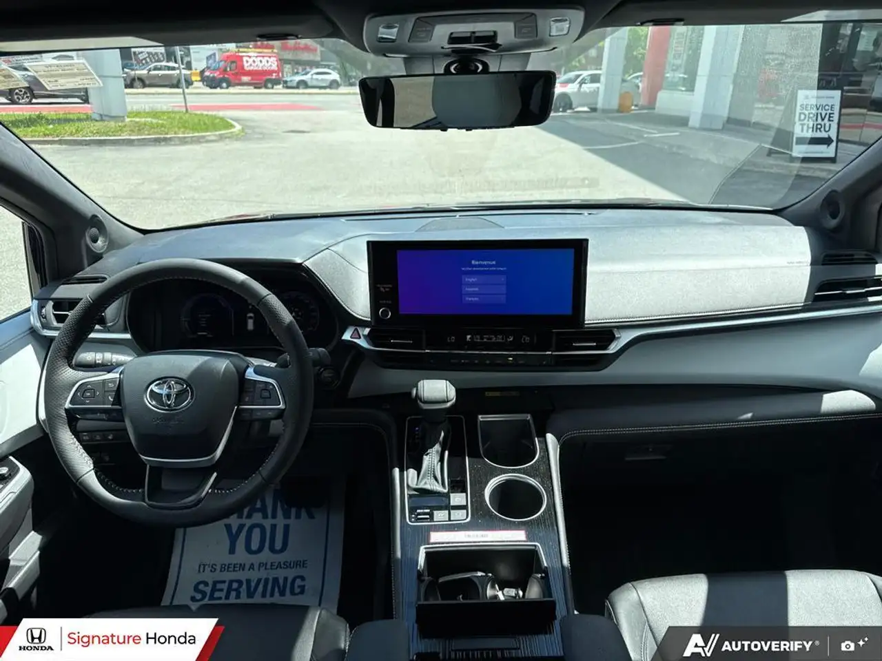 Toyota Sienna снимка Toyota Sienna