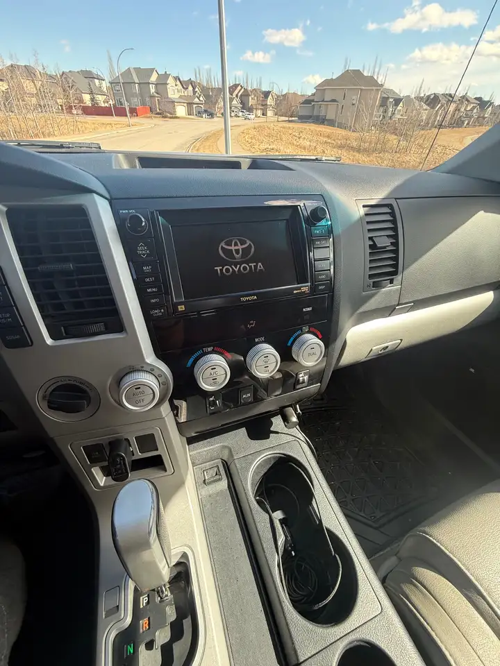 Toyota Tundra снимка Toyota Tundra