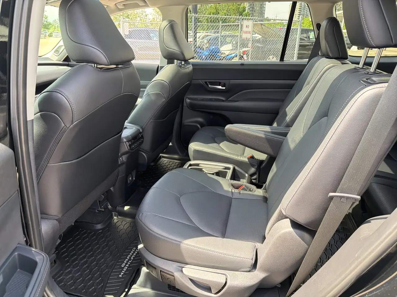 Toyota Grand Highlander снимка Toyota Grand Highlander