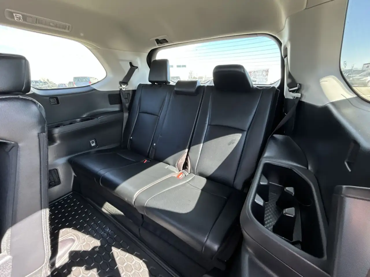 Toyota Grand Highlander снимка Toyota Grand Highlander