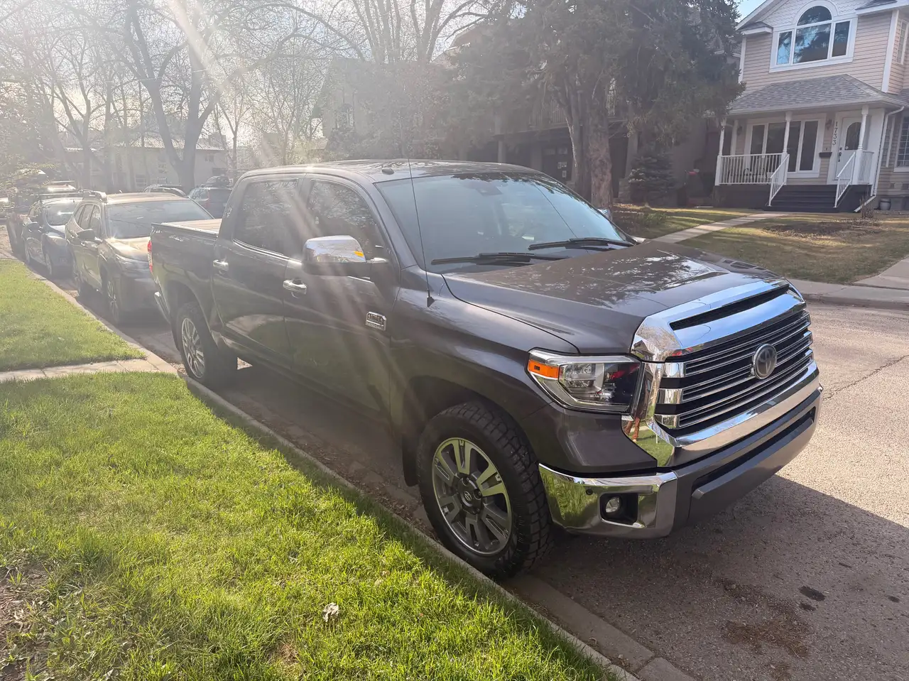 Toyota Tundra снимка Toyota Tundra