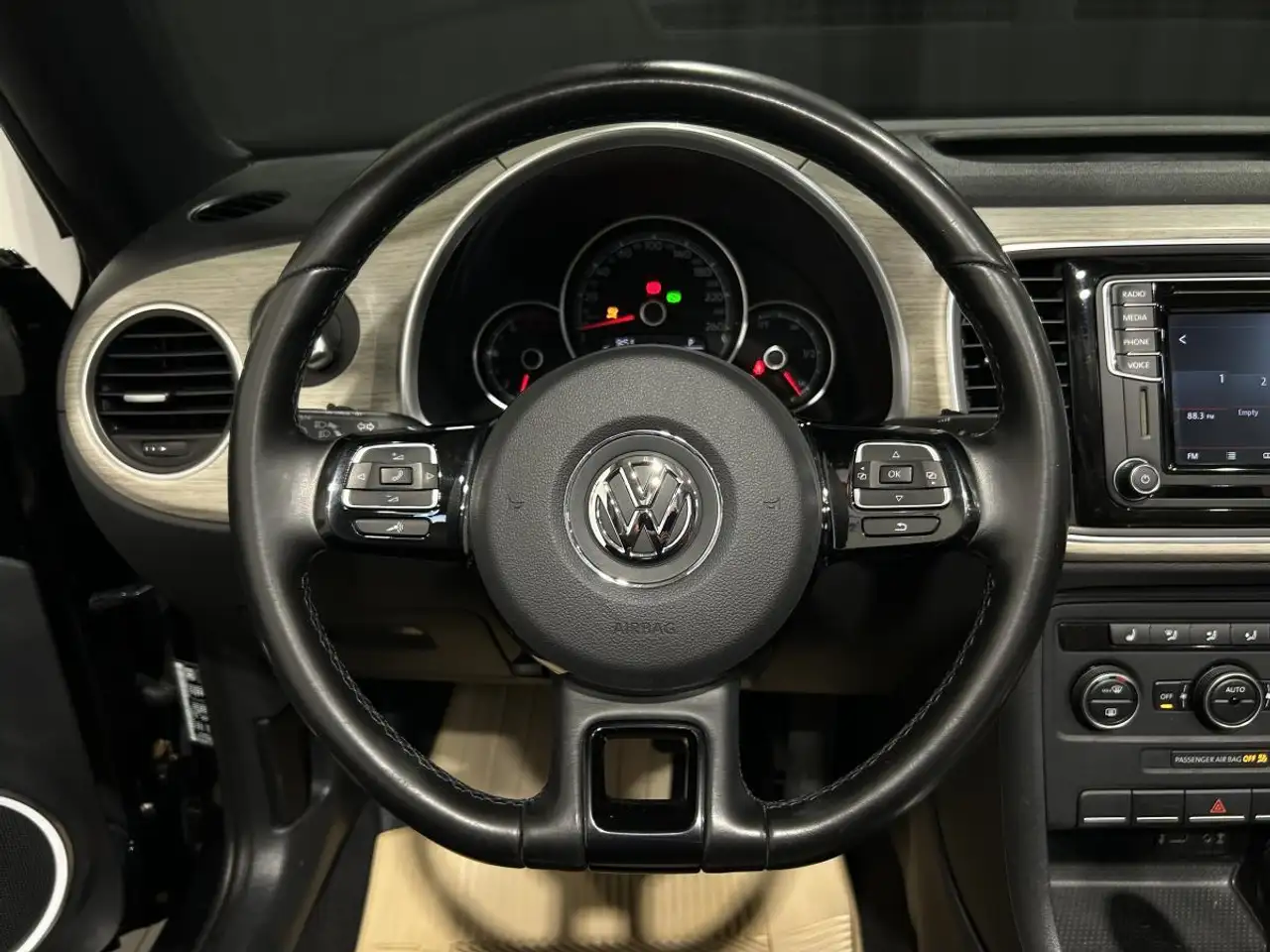 Volkswagen Beetle снимка Volkswagen Beetle