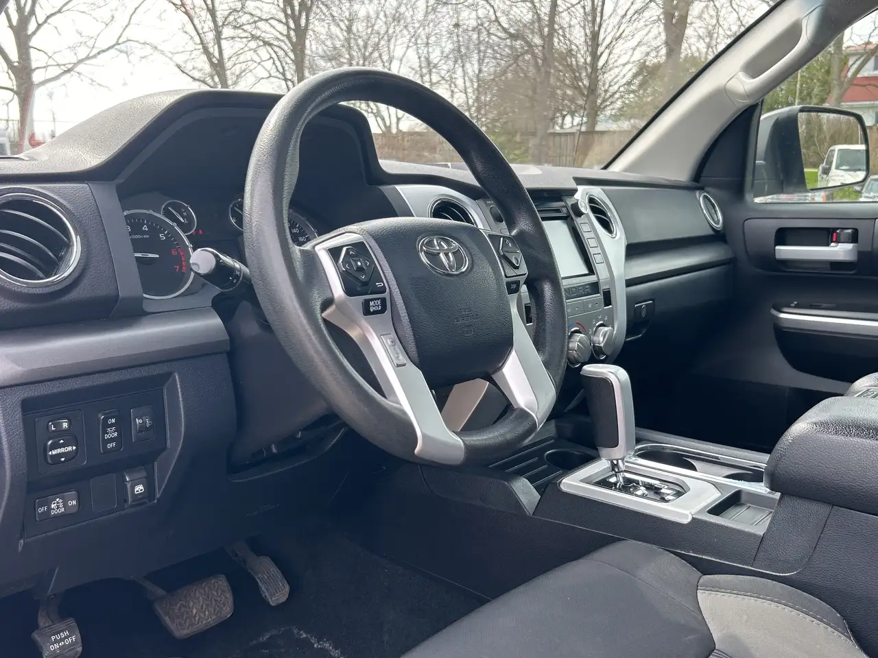 Toyota Tundra снимка Toyota Tundra