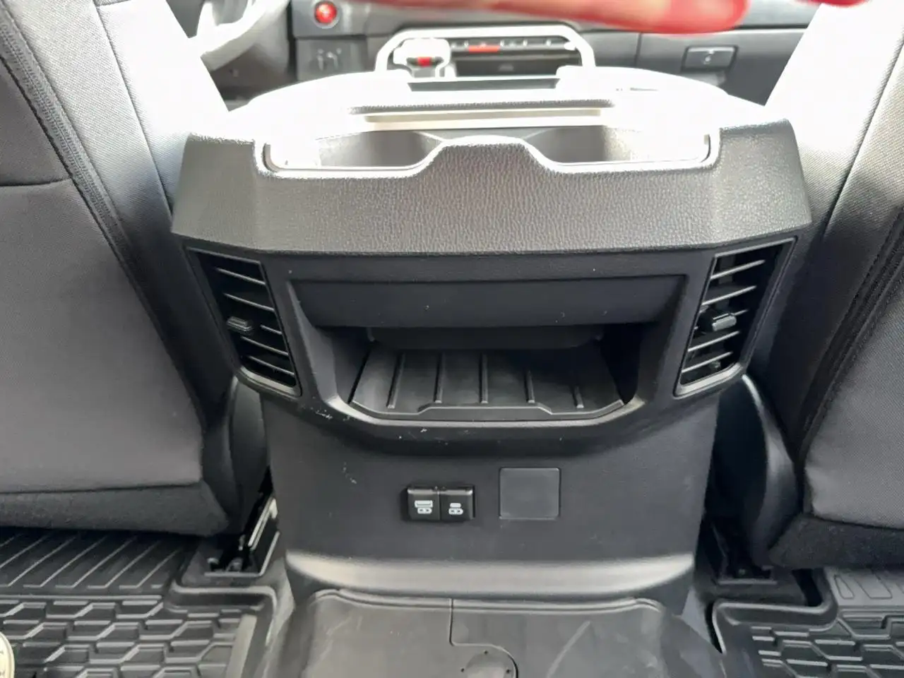 Toyota Tundra снимка Toyota Tundra