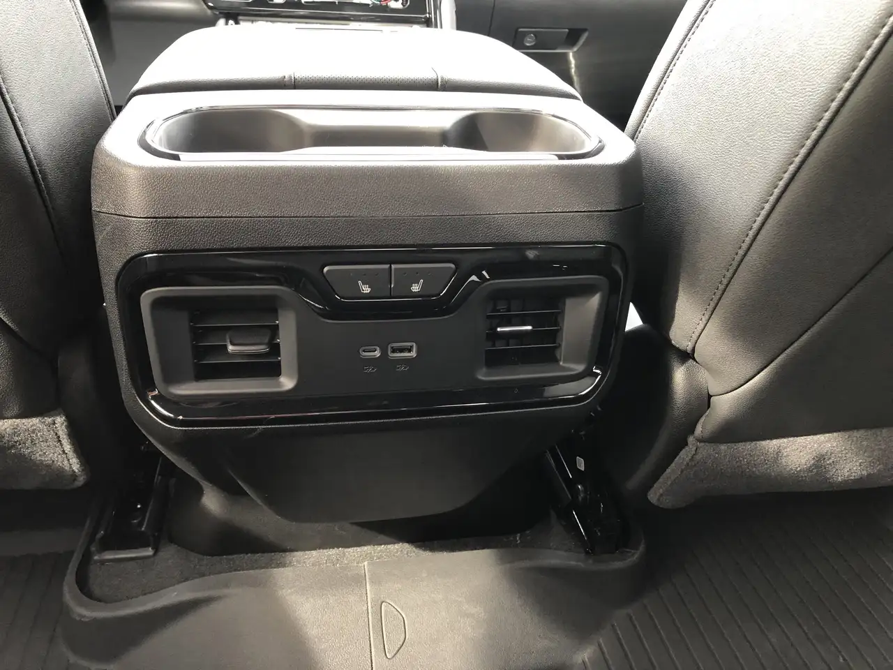 GMC Sierra 3500HD снимка GMC Sierra 3500HD
