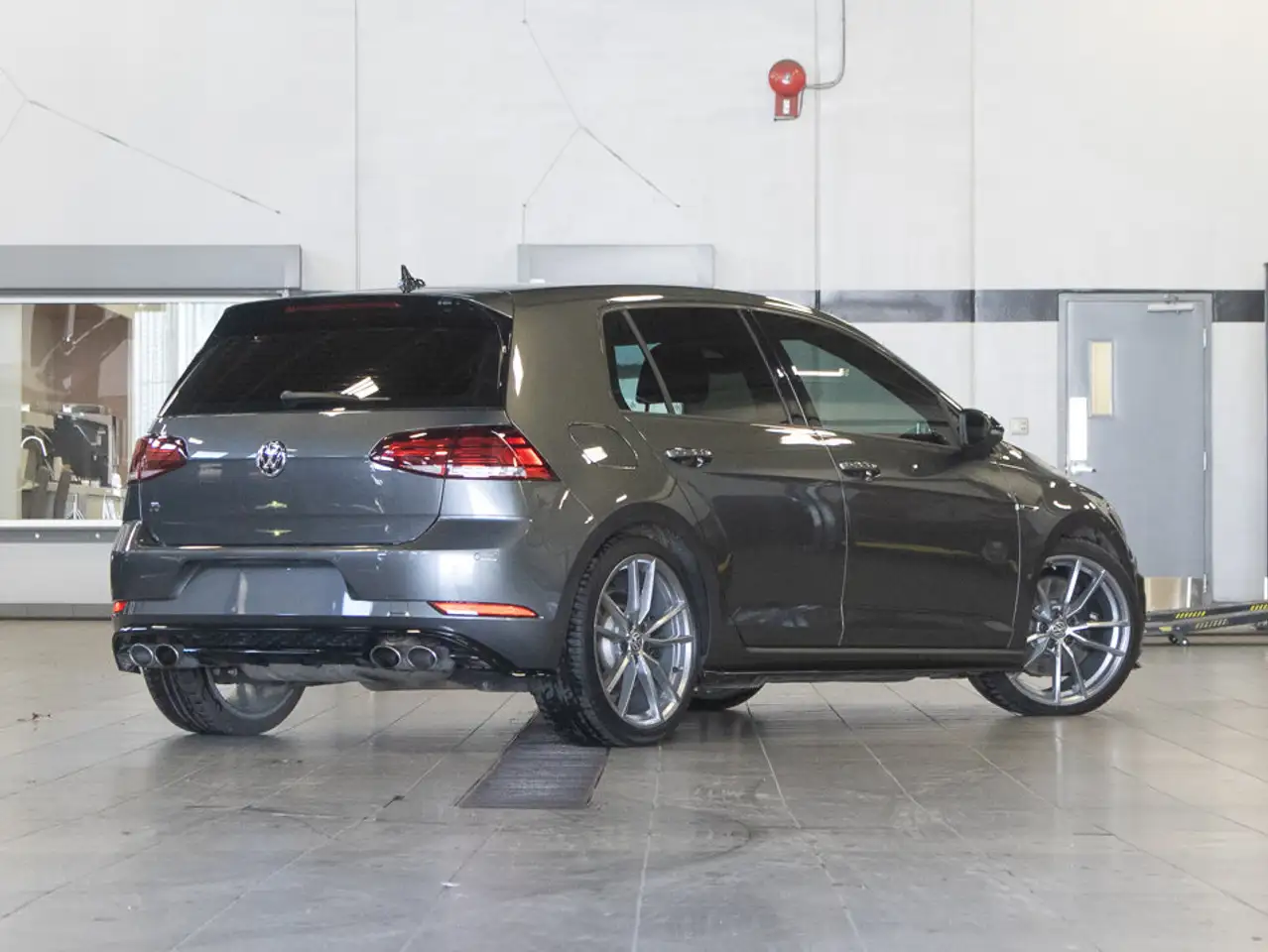 Volkswagen Golf R снимка Volkswagen Golf R