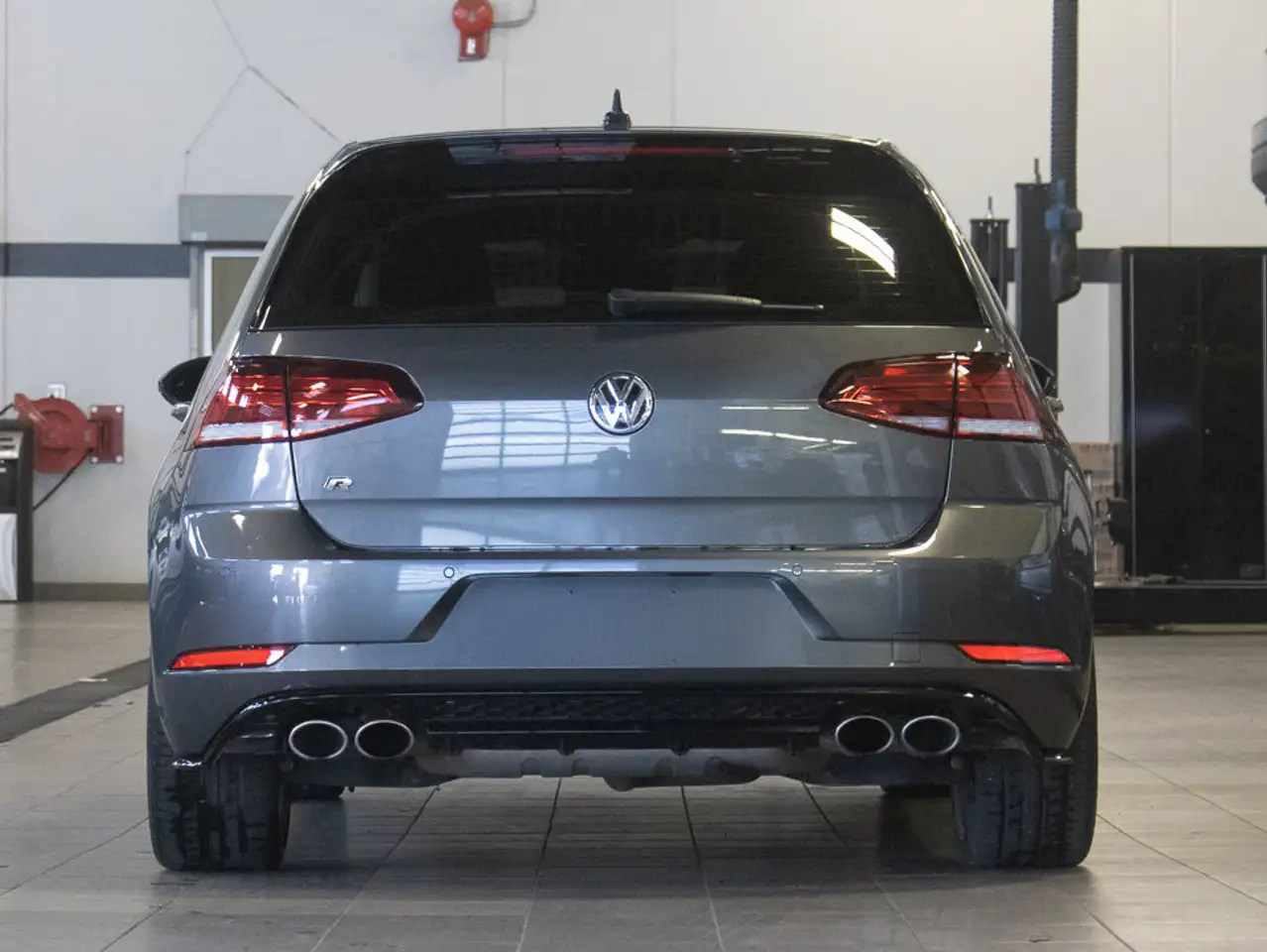 Volkswagen Golf R снимка Volkswagen Golf R