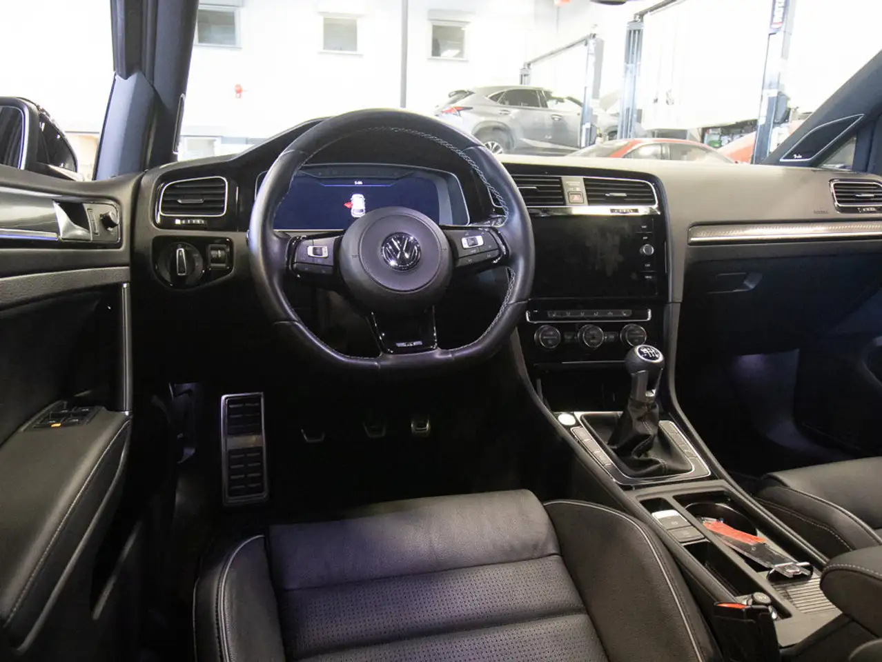 Volkswagen Golf R снимка Volkswagen Golf R