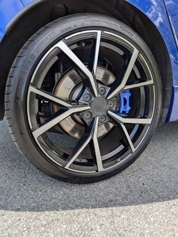 Volkswagen Golf R photo Volkswagen Golf R