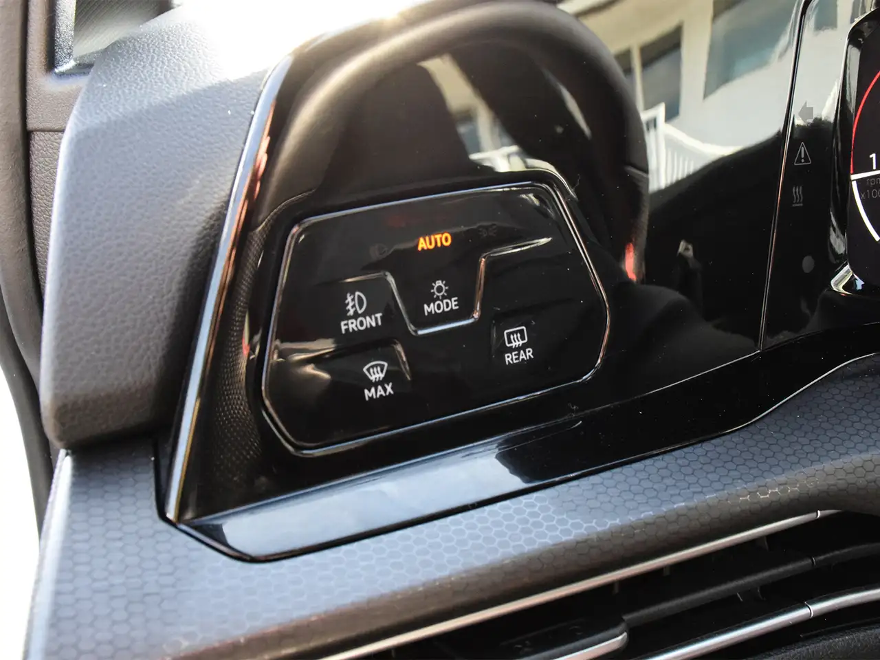 Volkswagen Golf GTI снимка Volkswagen Golf GTI
