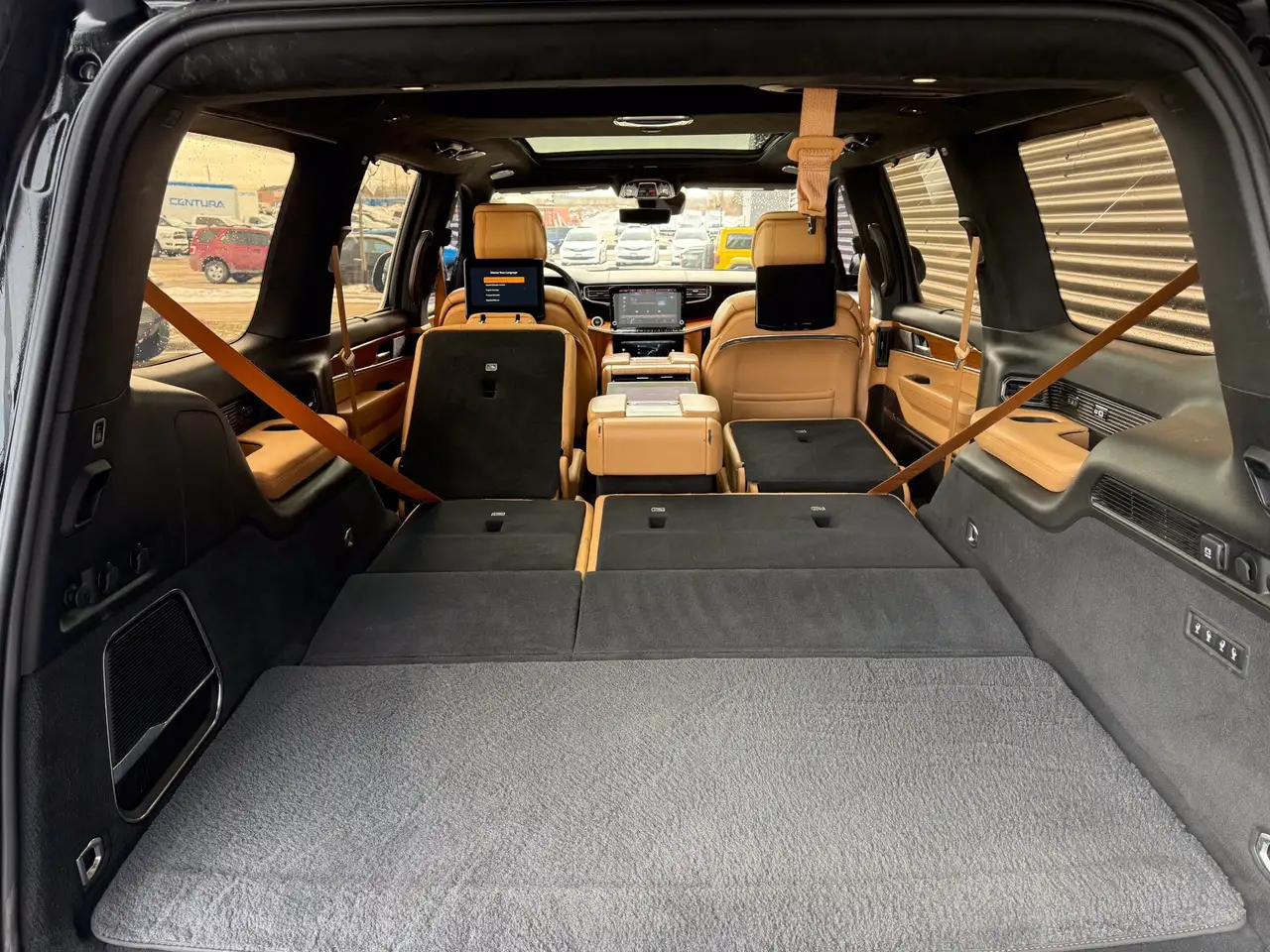 Jeep Grand Wagoneer снимка Jeep Grand Wagoneer