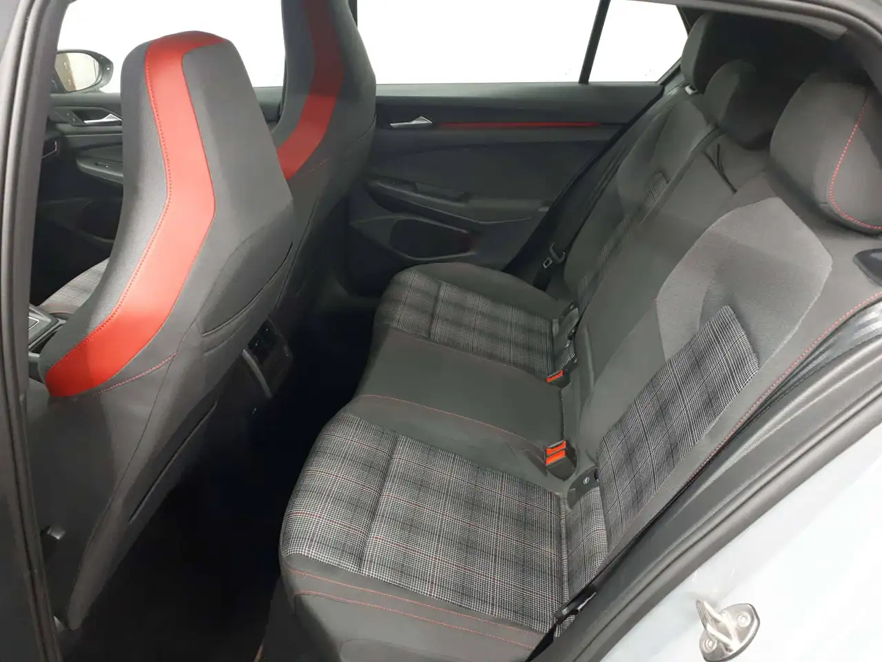 Volkswagen Golf GTI снимка Volkswagen Golf GTI
