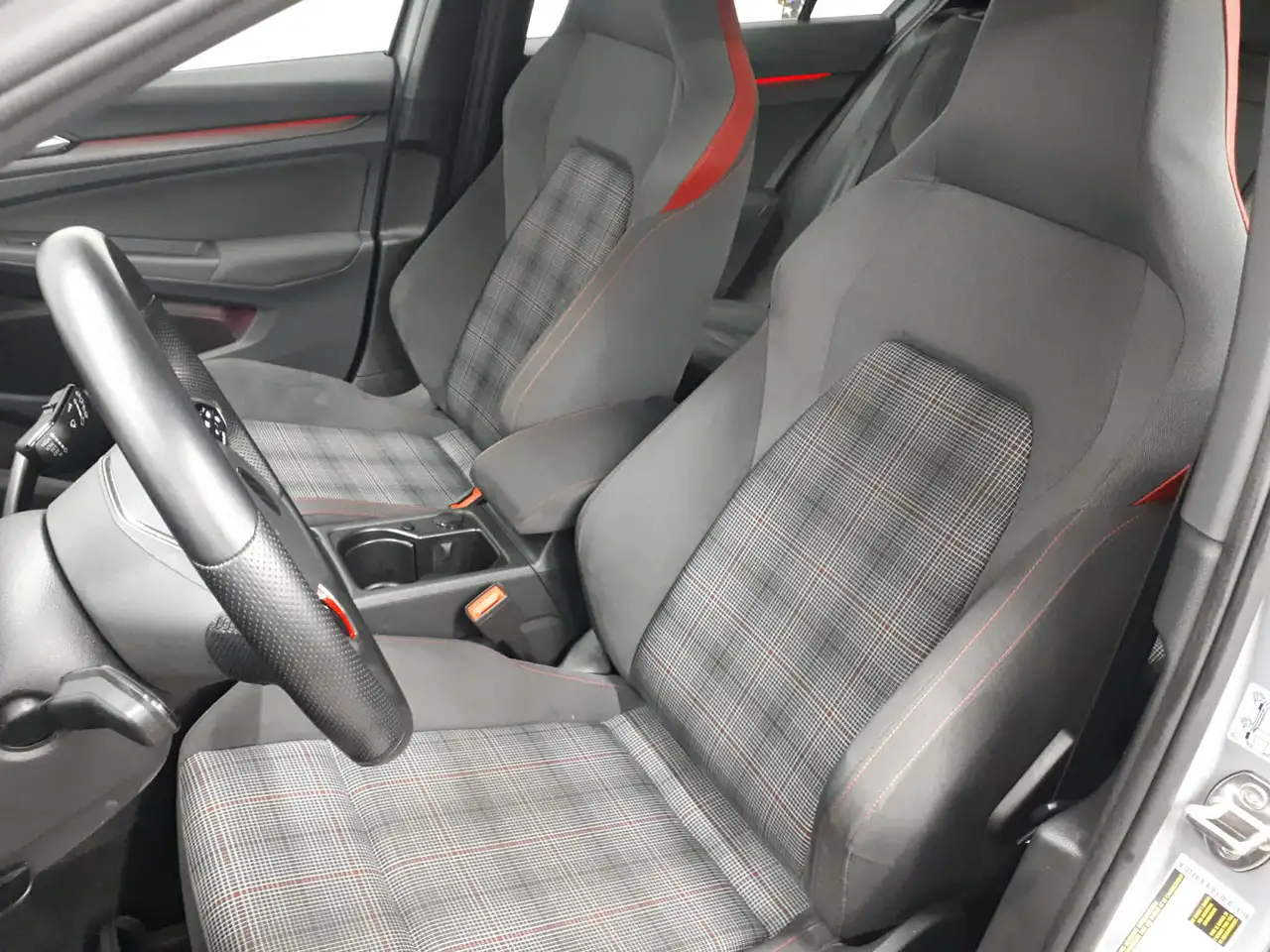 Volkswagen Golf GTI снимка Volkswagen Golf GTI