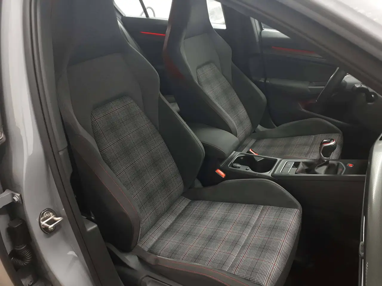 Volkswagen Golf GTI снимка Volkswagen Golf GTI