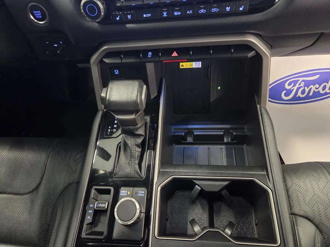 Toyota Tundra снимка Toyota Tundra