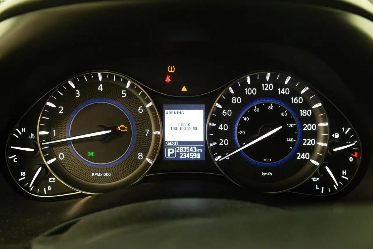 Infiniti QX80 снимка Infiniti QX80