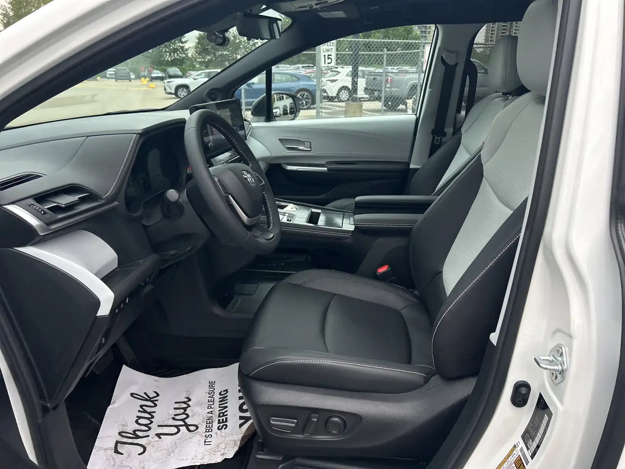 Toyota Sienna снимка Toyota Sienna