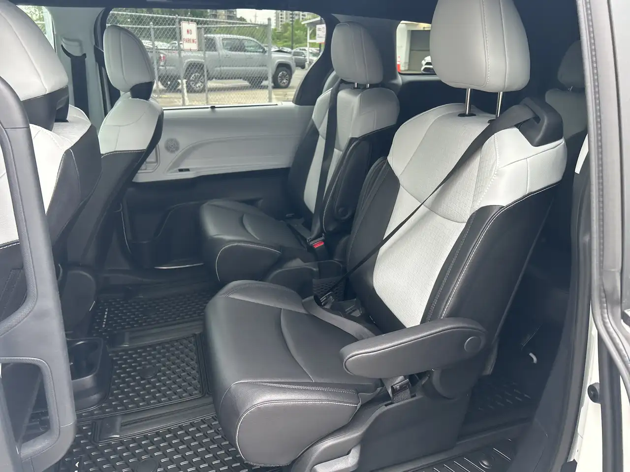 Toyota Sienna снимка Toyota Sienna