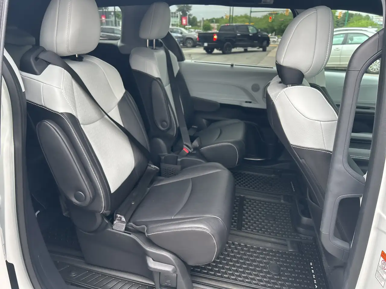 Toyota Sienna снимка Toyota Sienna