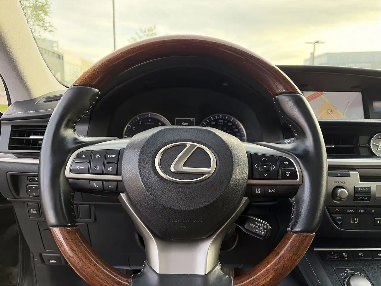 Lexus ES снимка Lexus ES