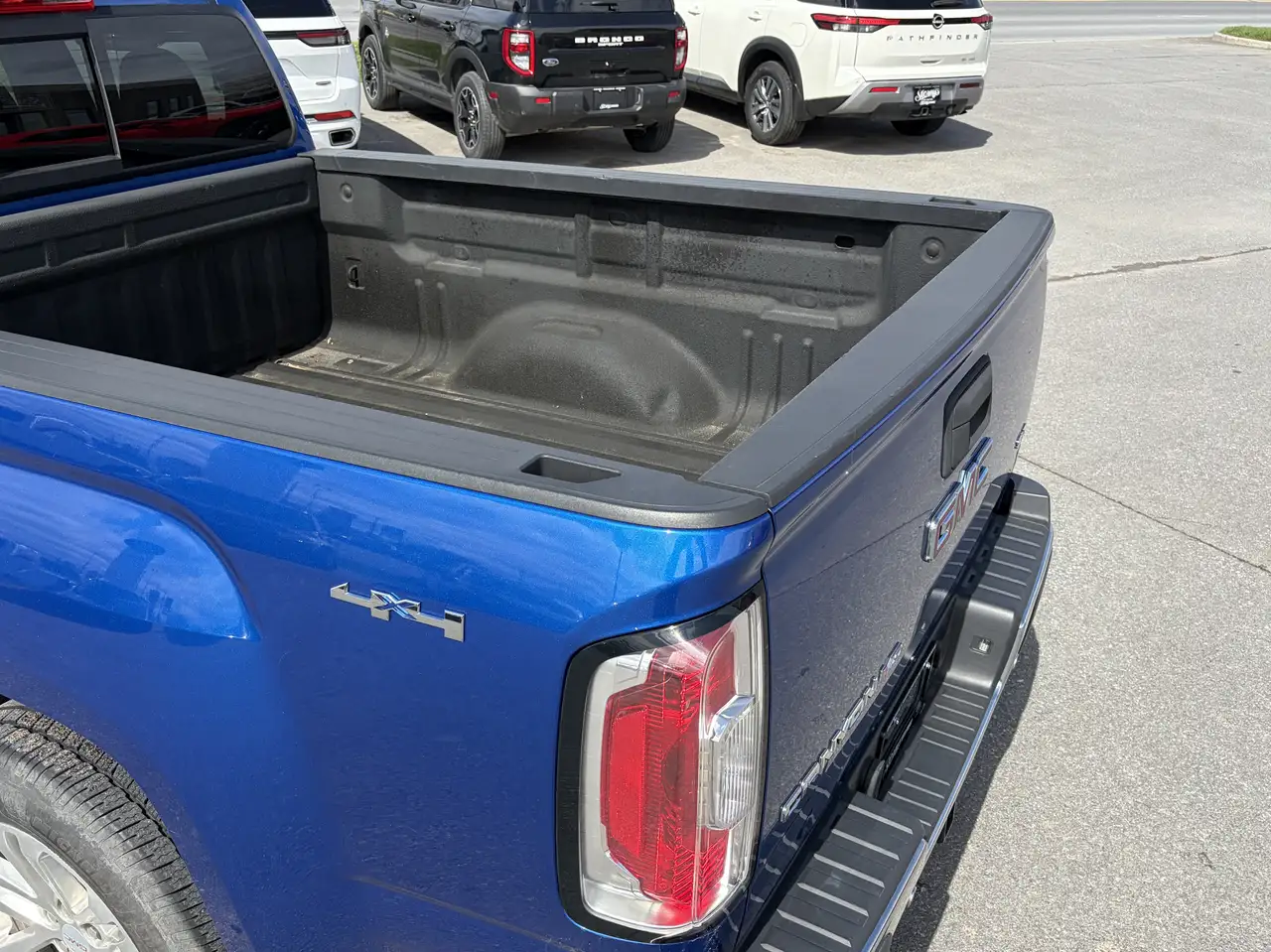 GMC Canyon photo GMC Canyon