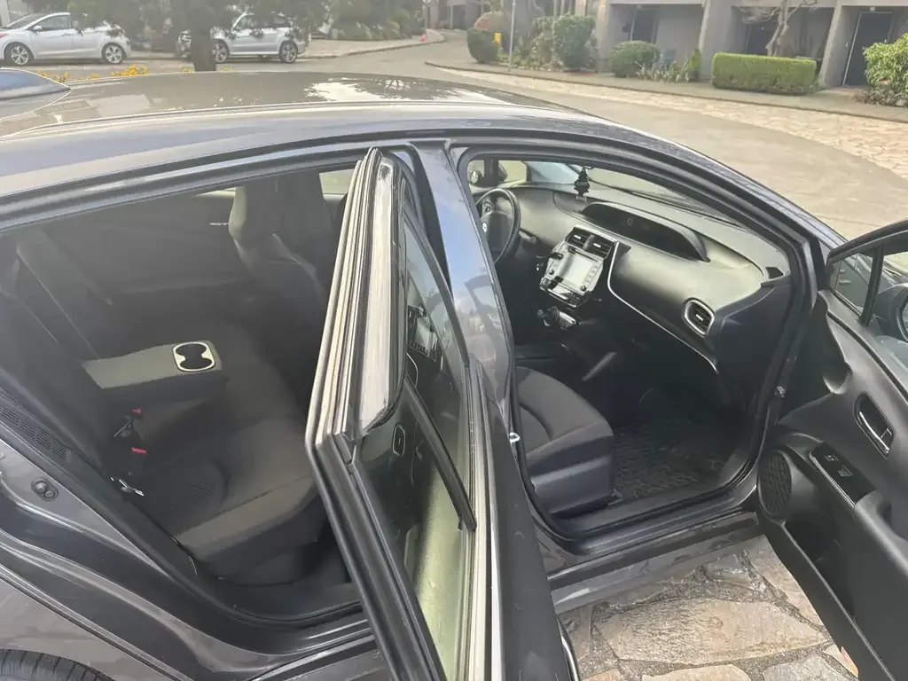 Toyota Prius Prime снимка Toyota Prius Prime