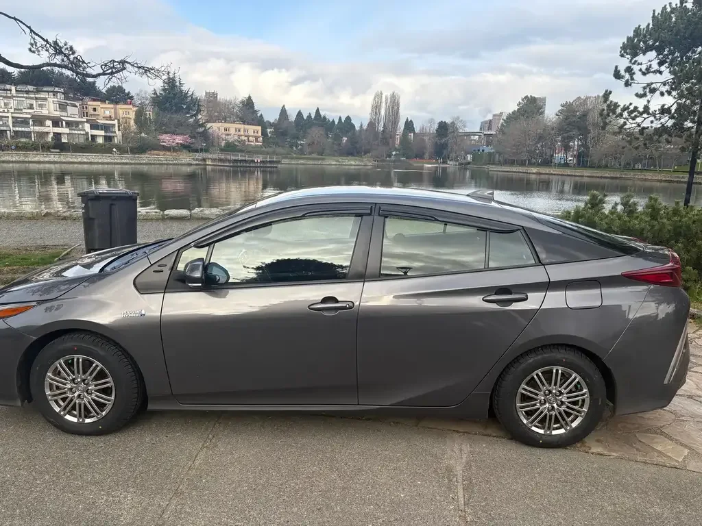 Toyota Prius Prime снимка Toyota Prius Prime