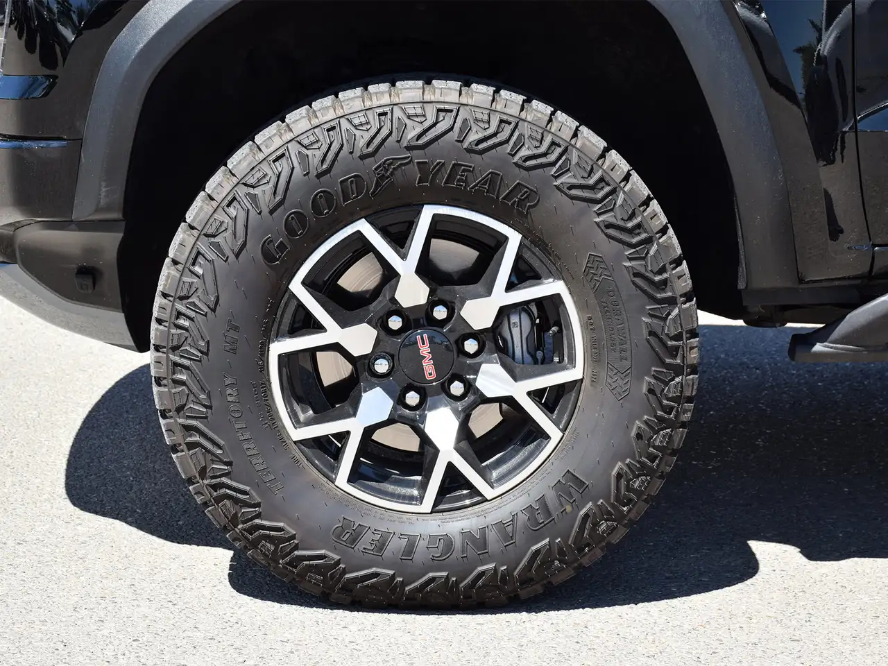 GMC Canyon photo GMC Canyon