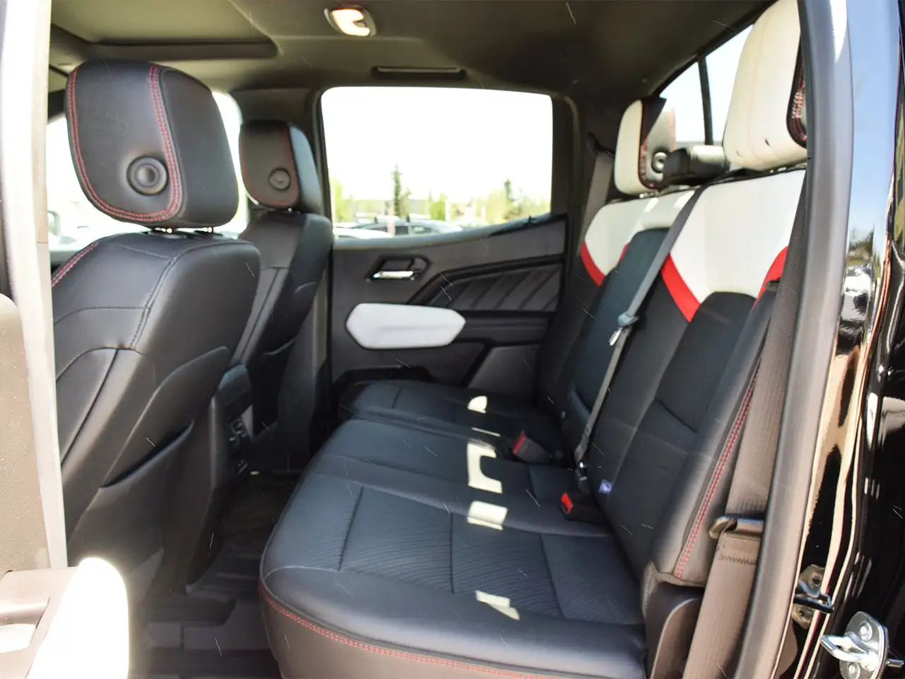 GMC Canyon photo GMC Canyon