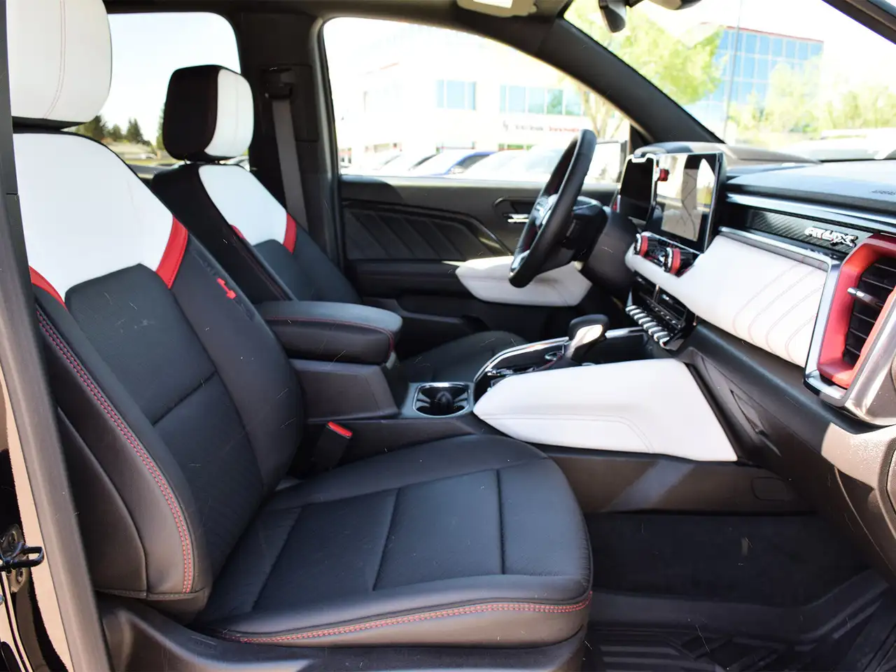 GMC Canyon photo GMC Canyon