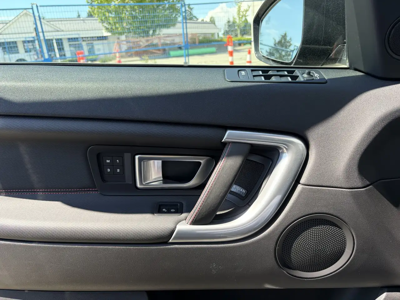 Land Rover Discovery Sport photo Land Rover Discovery Sport