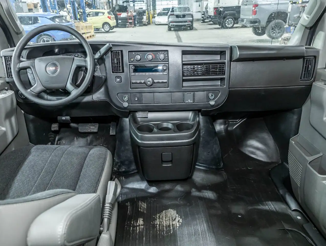 GMC Savana 2500 photo GMC Savana 2500