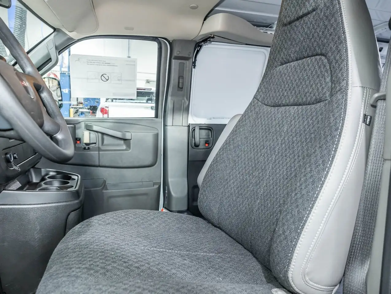 GMC Savana 2500 photo GMC Savana 2500