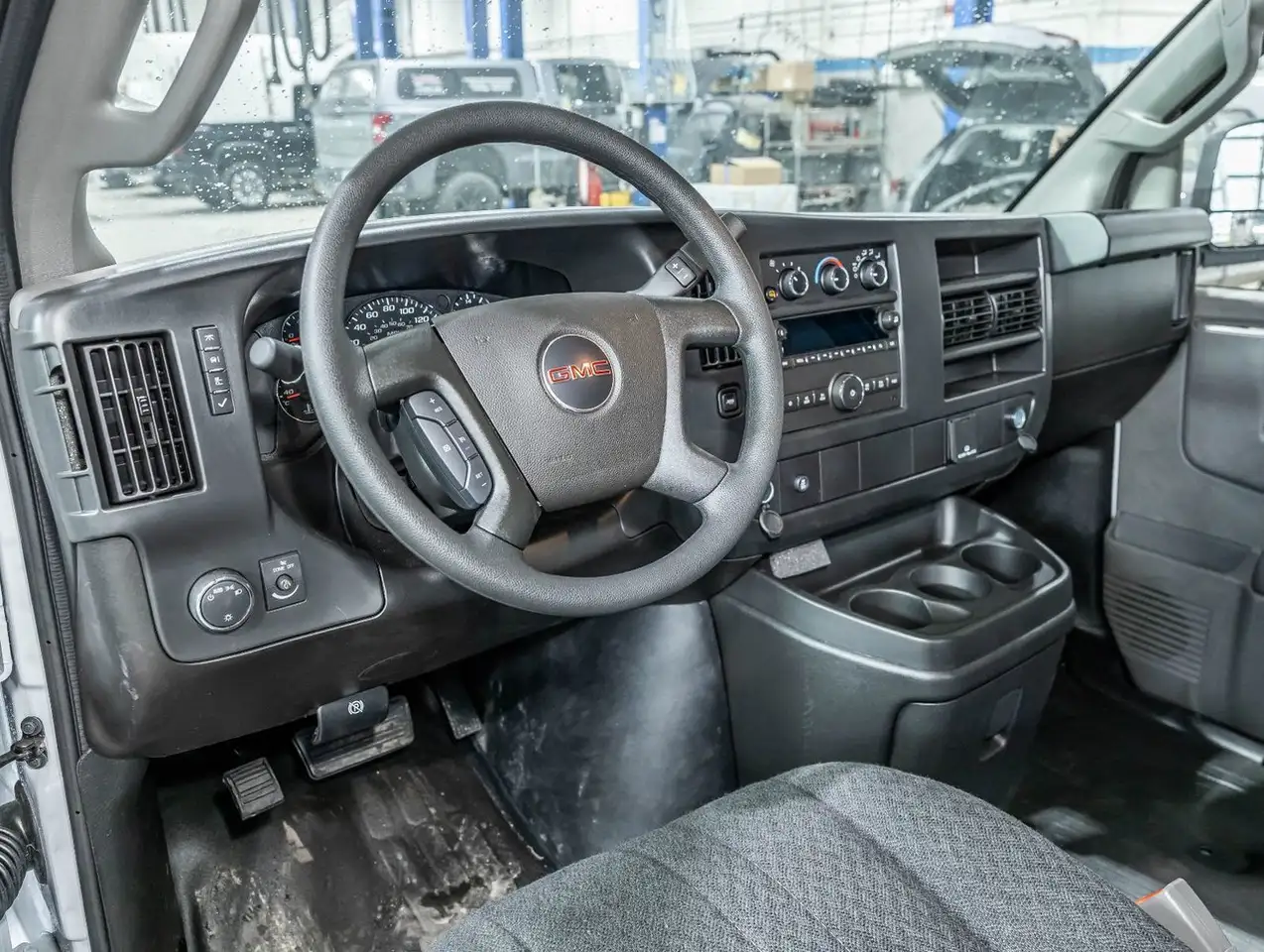 GMC Savana 2500 photo GMC Savana 2500