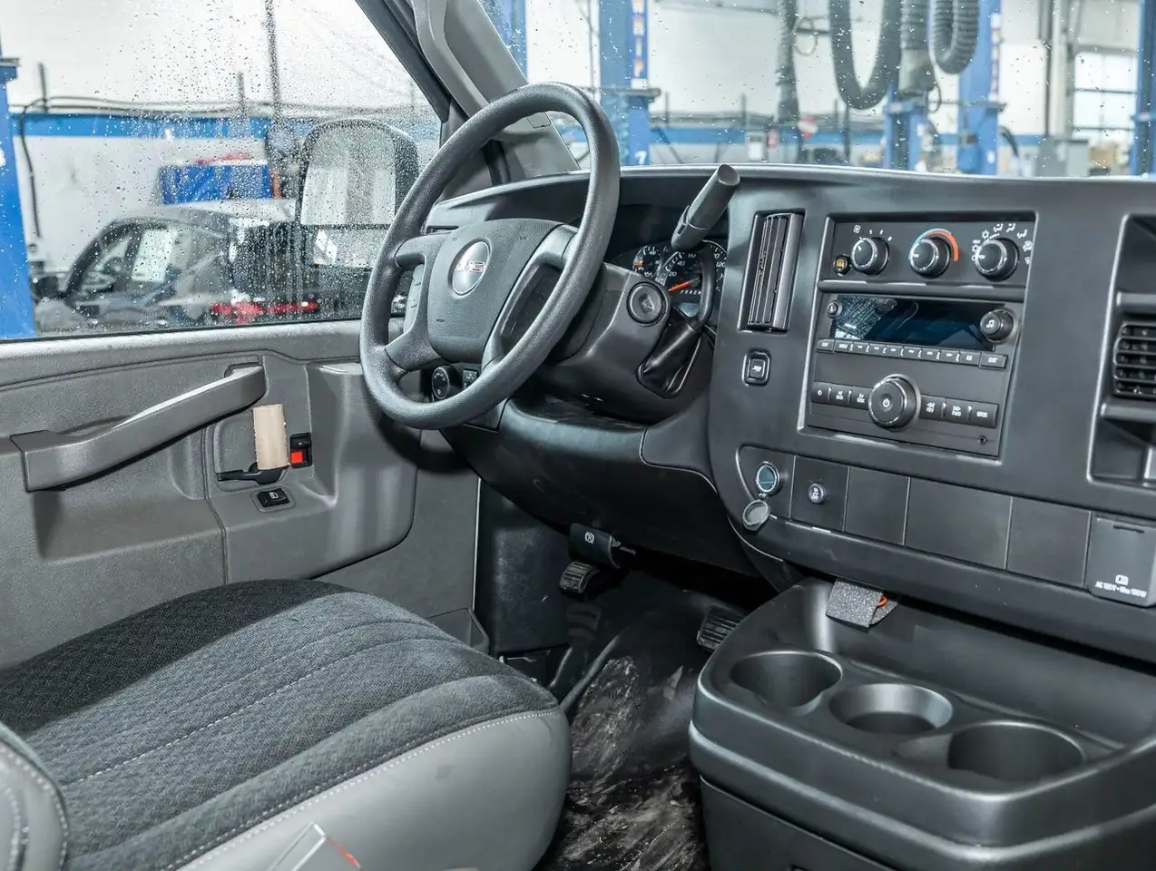 GMC Savana 2500 photo GMC Savana 2500