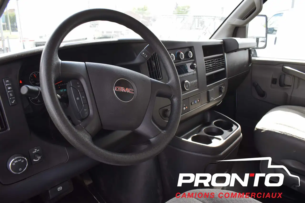 GMC Savana photo GMC Savana